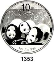AUSLÄNDISCHE MÜNZEN,China Volksrepublik seit 1949 10 Yuan 2013 (Silberunze).  Drei Pandas am Gewässer.  Schön 1948.  In Kapsel.