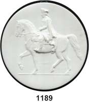 MEDAILLEN AUS PORZELLAN,Andere Hersteller Fürstenberg Einseitige weiße Medaille o.J. (122 mm).  Reiterstandbild (von C. D. Rauch) Friedrich des Großen in Berlin.