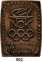 M E D A I L L E N,Olympiade A L L G E M E I N Einseitige Tombak-Plakette des NOK der DDR.  Olympisches Feuer, 