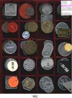 Notmünzen; Marken und Zeichen,0 L O T S     L O T S     L O T S LOT von 40 Marken, Zeichen und Medaillen.  Meist aus der DDR-Zeit.  Darunter LPG-Marken; Müll-Marken; Werkzeug-Marken.  Auf einem Tablett.