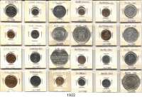 AUSLÄNDISCHE MÜNZEN,L  O  T  S     L  O  T  S     L  O  T  S  Album mit 103 Münzen.  Darunter 11 Silbermünzen.  Italien, Jugoslawien, Niederlande, Norwegen, Serbien.  Jeweils im Münzrähmchen.