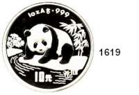 AUSLÄNDISCHE MÜNZEN,China Volksrepublik seit 1949 10 Yuan 1995 (Silberunze).  Panda beim Beobachten eines Flusslaufes.  Schön 778.  KM 723.  In Kapsel.