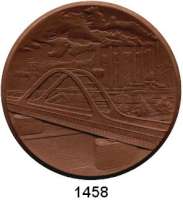 MEDAILLEN AUS PORZELLAN,Staatliche Porzellan-Manufaktur MEISSEN Riesa Braune Medaille 1976/82 (97 mm).  Ingenieurschule für Walzwerk- und Hüttentechnik.  Eisenbahnbrücke über die Elbe. / Signet der Ingenieurschule.