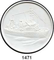 MEDAILLEN AUS PORZELLAN,Staatliche Porzellan-Manufaktur MEISSEN Stralsund Weiße Medaille 1982 (81 mm).  VEB Volkswerft.  Gefriertrawler-Seiner. / Signet der Werft.  Die Medaille wurde nur an ausländische Gäste und Kunden vergeben.  Im Originaletui.