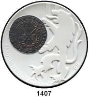 MEDAILLEN AUS PORZELLAN,Staatliche Porzellan-Manufaktur MEISSEN Meissen 1989 weiß (61 mm).  BFA Numismatik Dresden.  Taler versilbert (für Aussteller).