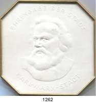 MEDAILLEN AUS PORZELLAN,Staatliche Porzellan-Manufaktur MEISSEN Karl-Marx-Stadt o.J.(1953) weiß mit Goldrand (achteckig 86 x 86 mm).  Ehrengabe zur Umbenennung.  Weigelt 3251.