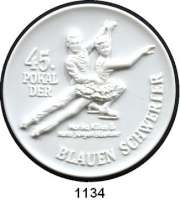 MEDAILLEN AUS PORZELLAN,Staatliche Porzellan-Manufaktur MEISSEN Chemnitz 2012 weiß (65 mm).  Sächsischer Eissportverband - 45. Pokal der Blauen Schwerter.  Eiskunstlaufpaar Kilius/Bäumler.