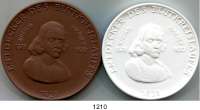 MEDAILLEN AUS PORZELLAN,Staatliche Porzellan-Manufaktur MEISSEN Dresden 1987 braun und weiß (65/64 mm).  Deutsches Rotes Kreuz der DDR.  William Harvey.  LOT 2 Stück.