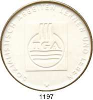 MEDAILLEN AUS PORZELLAN,Staatliche Porzellan-Manufaktur MEISSEN Dresden 1972 weiß, Randstab der Vs. gold (62 mm).  VEB Technische Gebäudeausrüstung.