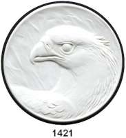 MEDAILLEN AUS PORZELLAN,Staatliche Porzellan-Manufaktur MEISSEN Meissen 1995 weiß (82 mm).  Kopf eines Adlers nach links.