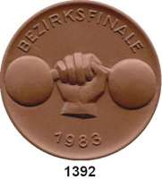 MEDAILLEN AUS PORZELLAN,Staatliche Porzellan-Manufaktur MEISSEN Meissen 1983 braun (63 mm).  Bezirksfinale im Gewichtheben.