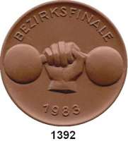 MEDAILLEN AUS PORZELLAN,Staatliche Porzellan-Manufaktur MEISSEN Meissen 1983 braun (63 mm).  Bezirksfinale im Gewichtheben.