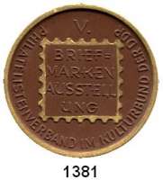 MEDAILLEN AUS PORZELLAN,Staatliche Porzellan-Manufaktur MEISSEN Meissen 1974 braun, Randstab und Zähnung gold; braun, Randstab silber und braun, Randstab bronziert (40 mm).  V. Kreis-Briefmarken-Ausstellung.  Ehrenmedaille.  LOT 3 Stück.