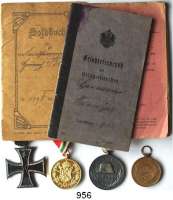 Orden, Ehrenzeichen, Militaria, Zeitgeschichte,Deutschland Deutsches Reich LOT von vier Orden und drei Ausweisen.  Eisernes Kreuz II. Klasse 1914; Bulgarische Kriegserinnerungsmedaille 1915-1918; Ungarische Kriegserinnerungsmedaille 1914-1918; Österr. Tapferkeitsmedaille in Bronze; Ersatzreservepaß, Eintragungen der Militäreisenbahndirektion 3. Auf Seite 5 Originalunterschrift des Oberstleutnant und Kommandeurs  