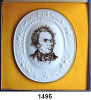 MEDAILLEN AUS PORZELLAN,Staatliche Porzellan-Manufaktur MEISSEN Ohne Ortsangabe Ovale einseitige weiße Porzellanplakette, glasiert, goldener Fadenrand 1978.  Franz Schubert.  Brustbild brauner Druck. / Rückseite 10 goldene Textzeilen.  167 x 142 mm.  Im Originaletui.