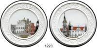 MEDAILLEN AUS PORZELLAN,Staatliche Porzellan-Manufaktur MEISSEN Dresden 2006 weiß mit mehrfarbigem Dekor (65 mm).  Semperoper und Schloß.  LOT 2 Stück.