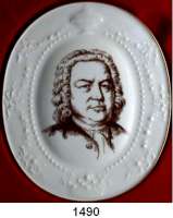 MEDAILLEN AUS PORZELLAN,Staatliche Porzellan-Manufaktur MEISSEN Ohne Ortsangabe Ovale einseitige weiße Porzellanplakette, glasiert, goldener Fadenrand 1978.  Johann Sebastian Bach.  Brustbild brauner Druck/ Rückseite 10 goldene Textzeilen.  167 x 142 mm.  Im Originaletui.