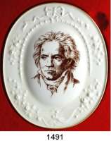 MEDAILLEN AUS PORZELLAN,Staatliche Porzellan-Manufaktur MEISSEN Ohne Ortsangabe Ovale einseitige weiße Porzellanplakette, glasiert, goldener Fadenrand 1978.  Ludwig van Beethoven.  Brustbild brauner Druck/ Rückseite 10 Goldene Textzeilen.  167 x 142 mm.  Im Originaletui.