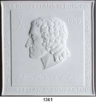 MEDAILLEN AUS PORZELLAN,Staatliche Porzellan-Manufaktur MEISSEN Meissen 1959 weiß.  Jahresplakette der Manufaktur.  Auflage 100 Stück.  (No. 78).  Kopf Johann Friedrich Böttger nach links darunter in Faksimile die Unterschrift : Johann Friedrich Böttger.  122 x 120 mm.  Scheuch 2144.n.