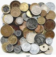 AUSLÄNDISCHE MÜNZEN,Frankreich L O T S     L O T S     L O T S Kleine Typensammlung von 73 verschiedenen meist modernen Münzen.  Darunter 5 Silbermünzen.