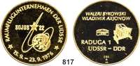 Deutsche Demokratische Republik,M E D A I L L E N  Goldmedaille 1976.  Raumflugunternehmen der UdSSR - Sojus 22.  SOJUS 22 umkreist als Stern den Erdball. / RADUGA 1 (von Carl Zeiss Jena), militärischer Kommunikationssatellit.  40 mm.  48,99 g. (gestempelt 916).  Im Originaletui mit Golddruck 