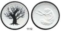 P O R Z E L L A N M Ü N Z E N,Spendenmünzen mit Talerbezeichnung Berlin Hungertaler 1922 weiß, Rand und Baum schwarz.  Not- und Hungerjahr.