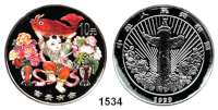 AUSLÄNDISCHE MÜNZEN,China Volksrepublik seit 1949 10 Yuan 1999 (Motivteile farbig).  Chinesische Segenszeichen - Kind beim Tragen eines Karpfens zwischen Blumenvasen.  Schön 1153.  KM 1257.  In Kapsel.