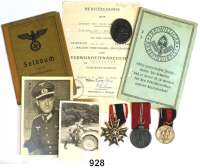 Orden, Ehrenzeichen, Militaria, Zeitgeschichte,Deutschland Drittes Reich Soldbuch eines Leutnants der Reserve der 850. Division (Fü.-Abt.) ausgestellt 1.8.1945 (Stempel ohne Hakenkreuz). Mit eingetragenen Auszeichnungen (diese alle beigegeben). Sudetenmedaille, Ostmedaille, Kriegsverdienstkreuz II. Klasse mit Schwertern, Verwundetenabzeichen in Schwarz mit Urkunde. Beigegeben Ausweis des freiwilligen Arbeitsdienstes und zwei Militärfotos.