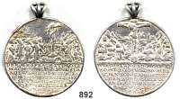 M E D A I L L E N,Religion; Liebe und Ehe Silbermedaille 1530 Kremnitz(?), späterer Guß. Pestmedaille. Schlange vor knienden und liegenden Personen. / Christus am Kreuz. 41,3 mm. 25,17 g.