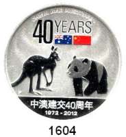 AUSLÄNDISCHE MÜNZEN,Australien  1 Dollar 2012 (Silberunze, Staatswappen mehrfarbig).  40 Jahre Freundschaft Australien-China, Känguruh und Panda.  KM 1800.  Im Originaletui mit Zertifikat.