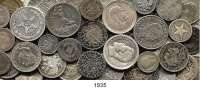 AUSLÄNDISCHE MÜNZEN,L  O  T  S     L  O  T  S     L  O  T  S  LOT. von 92 meist verschiedenen ausländischen Silberkleinmünzen.  Brutto 320 Gramm.