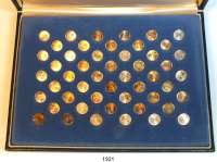AUSLÄNDISCHE MÜNZEN,U S A  Etui. mit 50 Miniatur Silbermedaillen (Sterlingsilber/925).   States of the Union.  10,5 mm.  1,16 g.  Im Originaletui.