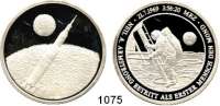 M E D A I L L E N,Luftfahrt - Raumfahrt Raketen / Raumschiffe Silbermedaille o.J. (999).  Armstrong betritt als erster Mensch den Mond 21.7.1969.  Startende Rakete über Globus im Hintergrund der Mond. / Armstrong beim betreten der Mondoberfläche.  40 mm.  30,64 g.