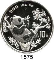 AUSLÄNDISCHE MÜNZEN,China Volksrepublik seit 1949 10 Yuan 1995 (Silberunze).  Zweig mit drei Blättern.  Panda in einer Astgabel beim Verzehr von Bambus.  Schön 777.  KM 732.  In Kapsel.