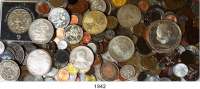 AUSLÄNDISCHE MÜNZEN,L  O  T  S     L  O  T  S     L  O  T  S  LOT. von 274 meist modernen Münzen aus aller Welt.  Darunter 24 Silbermünzen (brutto 420 Gramm).