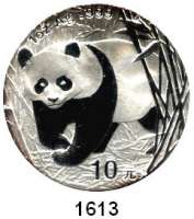 AUSLÄNDISCHE MÜNZEN,China Volksrepublik seit 1949 10 Yuan 2002 (Silberunze).  Panda in Bambuspflanzung.  Schön 1268.  KM 1365.  In Kapsel.