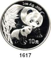 AUSLÄNDISCHE MÜNZEN,China Volksrepublik seit 1949 10 Yuan 2004 (Silberunze).  Pandamutter beim Liebkosen eines Jungtieres.  Schön 1416.  KM 1528.  In Kapsel.