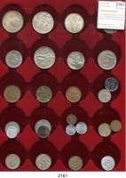 AUSLÄNDISCHE MÜNZEN,Tschechoslowakei L O T S     L O T S     L O T S Tschechoslowakei/Tschechien,  22 Münzen darunter 25 Korun 1954, 1955; 50 Korun 1947 und Slowakei, 7 Münzen darunter 10 Korun 1944, 20 Korun 1941 und 50 Korun 1944.  LOT. 29 Stück.  Auf einem Tablett.