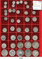 AUSLÄNDISCHE MÜNZEN,Schweden L O T S      L O T S      L O T S LOT. von 42 verschiedenen Silbermünzen zwischen 1880 und 1988.  10 Öre(12); 25 Öre(8); 50 Öre(6); 1 Krone(8); 2 Kronen(1); 5 Kronen(3); 10 Kronen(1); 50 Kronen(2) und 100 Kronen 1988.  Zusammen 170 Gramm FEIN.  Auf einem Tablett.