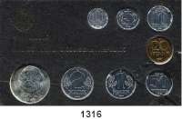 Deutsche Demokratische Republik,K U R S S Ä T Z E  Kurssatz 1982/83.  1 Pfennig bis 2 Mark und 20 Mark 1983 Karl Marx.  Pappe beschädigt, Plastikrahmen geklebt.