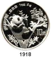 AUSLÄNDISCHE MÜNZEN,China Volksrepublik seit 1949 10 Yuan 1995 (Silberunze).  Panda in einer Astgabel beim Verzehr von Bambus.  Zweig mit 9 Blättern.  Schön 777.  KM 732.  In Kapsel.