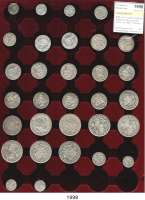 AUSLÄNDISCHE MÜNZEN,Großbritannien LOTS    LOTS    LOTS LOT. von 31 verschiedenen Silbermünzen zwischen 1912 und 1945.  3 Pence(6); Sixpence(3); Shilling(13); 2 Shillings(2) und Half Crown(7).  Auf einem Tablett.