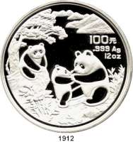 AUSLÄNDISCHE MÜNZEN,China Volksrepublik seit 1949 100 Yuan 1993.  (12 Unzen Silber).  Panda mit Jungtier bei Stehübung.  Schön 525.  KM 480.  Im Originaletui mit Zertifikat.