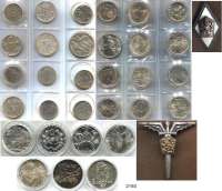 AUSLÄNDISCHE MÜNZEN,Tschechoslowakei L O T S     L O T S     L O T S Tschechoslowakei/Tschechien,  Umfangreiche Sammlung von 134 Münzen.  Von 1 Koruna bis 500 Korun.  Darunter 114 Silbermünzen u.a. 10 Kronen(9); 25 Kronen(8); 50 Kronen(25); 100 Kronen(49); 500 Korun(7);  Beigegeben Böhmen und Mähren 17 Münzen und zwei tschechische Abzeichen.  LOT. 153 Stück.  In einem Album und vier Münzmappen.
