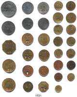 Notmünzen; Marken und Zeichen,0 L O T S     L O T S     L O T S LOT. von 32 verschiedenen Wertmarken.  Messing(21), Kupfer(5), Zink(6).  Alle mit Wertangabe, ohne Ortsangabe, teilweise mit Buchstaben Punzen.
