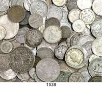 AUSLÄNDISCHE MÜNZEN,L  O  T  S     L  O  T  S     L  O  T  S  LOT. von 126 meist verschiedenen ausländischen Silberkleinmünzen.  Brutto 455 Gramm.