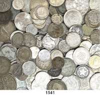 AUSLÄNDISCHE MÜNZEN,L  O  T  S     L  O  T  S     L  O  T  S  LOT. von 164 meist verschiedenen ausländischen Silberkleinmünzen.  Brutto 539 Gramm.