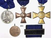 Orden, Ehrenzeichen, Militaria, Zeitgeschichte,Deutschland Preussen LOT. von 5 verschiedenen Dienstauszeichnungen.  Für 25 Jahre, 15 Jahre, Medaille für 9 Jahre, Landwehrdienstauszeichnungsmedaille 2. Klasse und Dienstauszeichnungsschnalle 3. Klasse.  Alle mit Band außer Landwehrmedaille.
