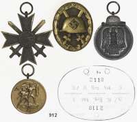 Orden, Ehrenzeichen, Militaria, Zeitgeschichte,Deutschland Drittes Reich Vier Orden und eine Erkennungsmarke.  Sudetenmedaille, Medaille Winterschlacht, Kriegsverdienstkreuz mit Schwertern (Herst. 65), Verwundetenabzeichen in Schwarz. Erkennungsmarke der 3. Nachrichten Ersatzabt. 3.  LOT. 5 Stück.