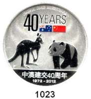 AUSLÄNDISCHE MÜNZEN,Australien  1 Dollar 2012 (Silberunze, Staatswappen mehrfarbig).  40 Jahre Freundschaft Australien-China.  Motiv : Känguru und Panda.  KM 1800.  Im Originaletui mit Zertifikat.